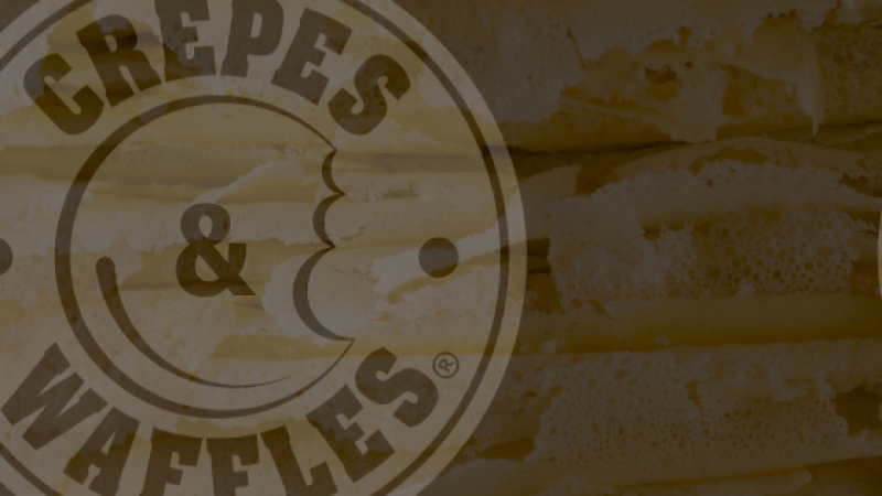 WAFFLE MANTEQUILLA Y SYRUP + HUEVO FRITO Y SALCHICHAS