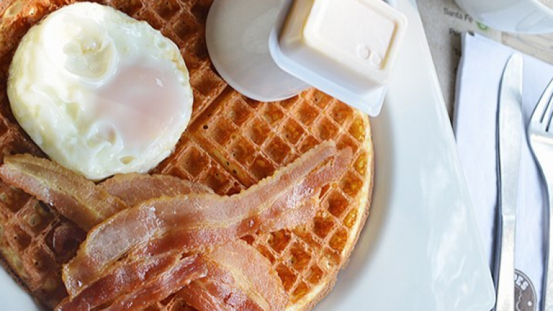 WAFFLE MANTEQUILLA Y SYRUP + HUEVO FRITO Y TOCINETA